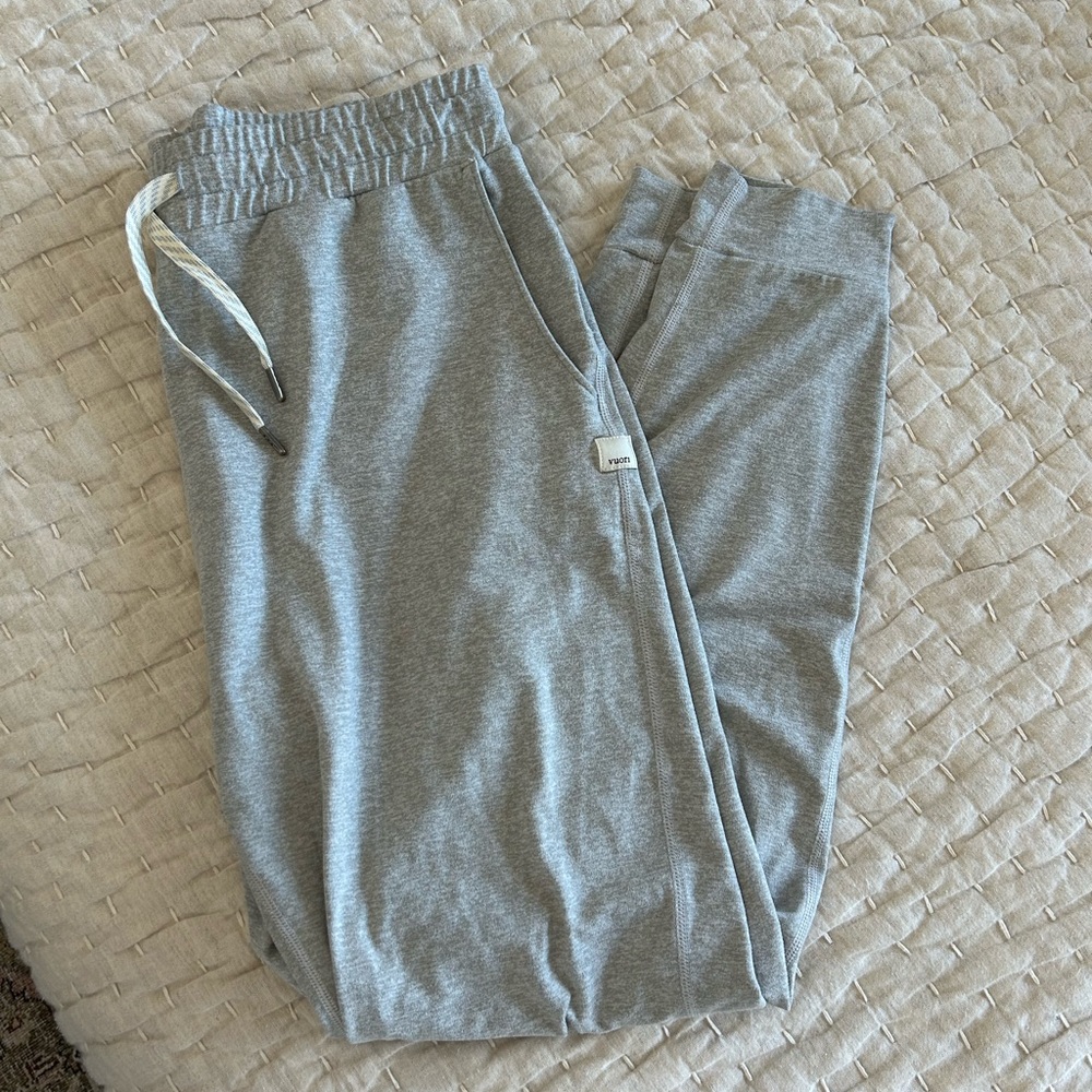 Vuori performance jogger; size small; pale gray heather